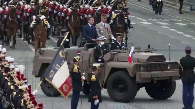 Vojenská přehlídka v Paříži připomíná pád Bastily. Účastní se jí i Češi